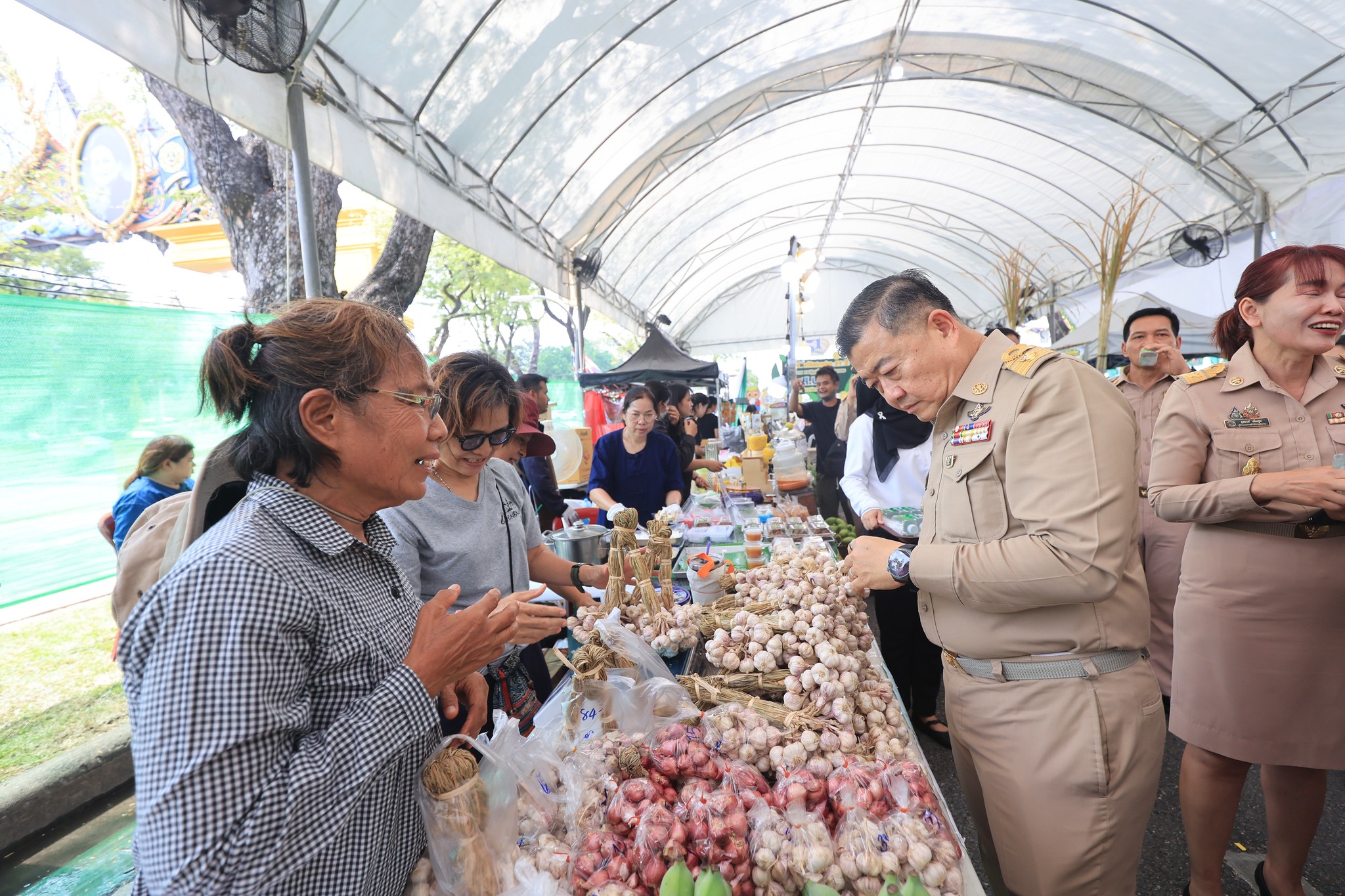 title - ปลัดกระทรวงเกษตรฯ และผู้บริหาร ส.ป.ก. เยี่ยมชมร้านค้า ในงานวันคล้ายวันสถาปนา ส.ป.ก. ครบรอบ 51 ปี